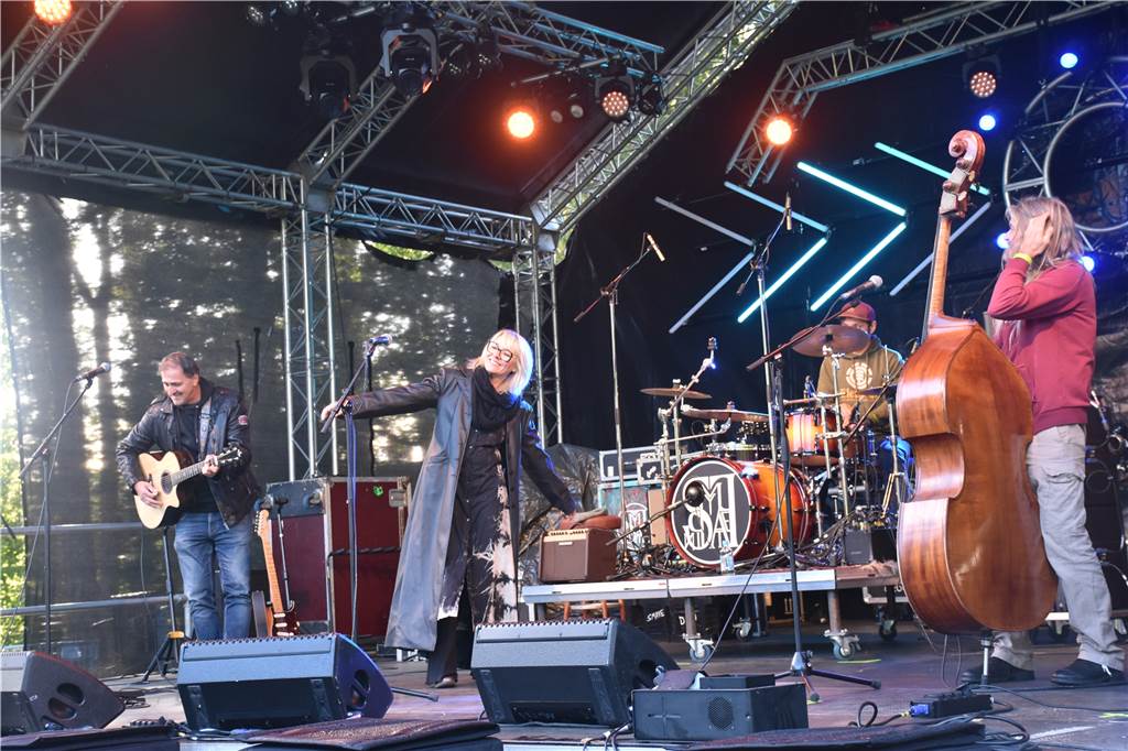 Mit vielen Fotos: Rockfield-Festival bringt den Stadtpark zum Beben "Little Nork" eröffnete das Rockfield Festival und hat sich unter anderem mit dem Auftritt im letzten Jahr schon eine eigene kleine Fangemeinschaft in Ahaus aufgebaut.