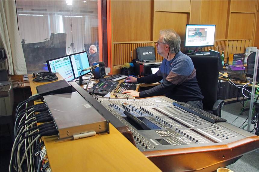 Neue Plattform für Musiker und Künstler in Nienborg Live-Streaming am 4. Mai mit Andreas Grotenhoff (r.) am Mischpult und Karl Heinz Höper (l.) im Saal am Flügel.