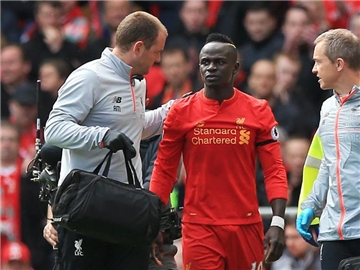 Liverpool-Profi Sadio Mané fällt länger aus. Foto: Peter Byrne