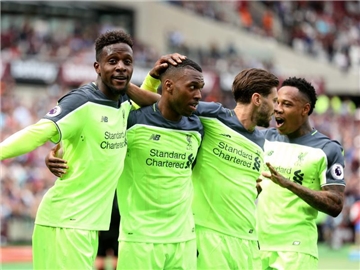 Liverpools Divock Origi (l) jubelt mit seinen Teamkollegen über sein Tor. Foto: Adam Davy