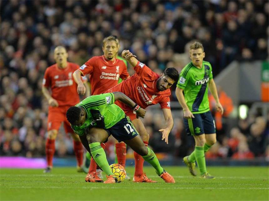 Wieder kein Sieg für Klopp - Manchester-Derby ohne Tore Liverpools Emre Can (r) im Zweikampf mit Southamptons Victor Wanyama (L). Foto: Peter Powell