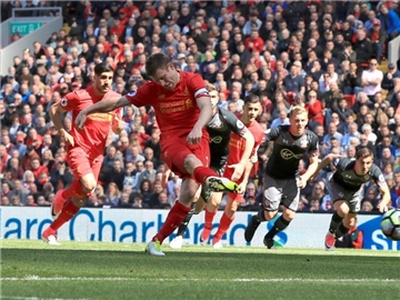 Liverpools James Milner verschießt einen Elfmeter gegen Southampton. Foto: Peter Byrne/PA Wire