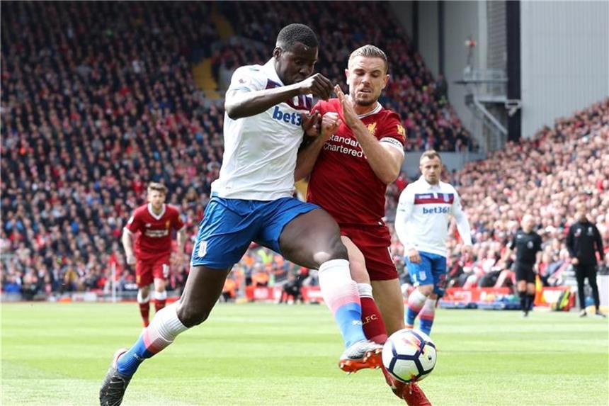 Liverpool trotz 0:0 optimistisch Liverpools Jordan Henderson (r) und Stoke Citys Kurt Zouma (l) im Duell um den Ball. Foto: Martin Rickett/PA Wire
