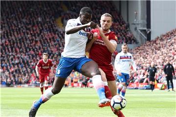 Liverpools Jordan Henderson (r) und Stoke Citys Kurt Zouma (l) im Duell um den Ball. Foto: Martin Rickett/PA Wire