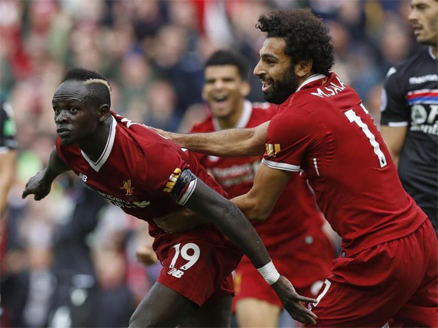 ManUnited souverän - Liverpool siegt - Arsenal patzt Liverpools Sadio Mane (l) dreht nach seinem Tor gegen Crystal Palace jubelnd ab. Foto: Martin Rickett