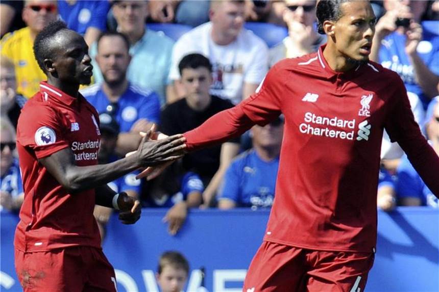 Chelsea und Liverpool siegen - Schürrle mit Fulham im Pech Liverpools Sadio Mane (l) feiert das Tor zum 1:0 mit seinem Teamkollegen Virgil van Dijk. Foto: Rui Vieira/AP