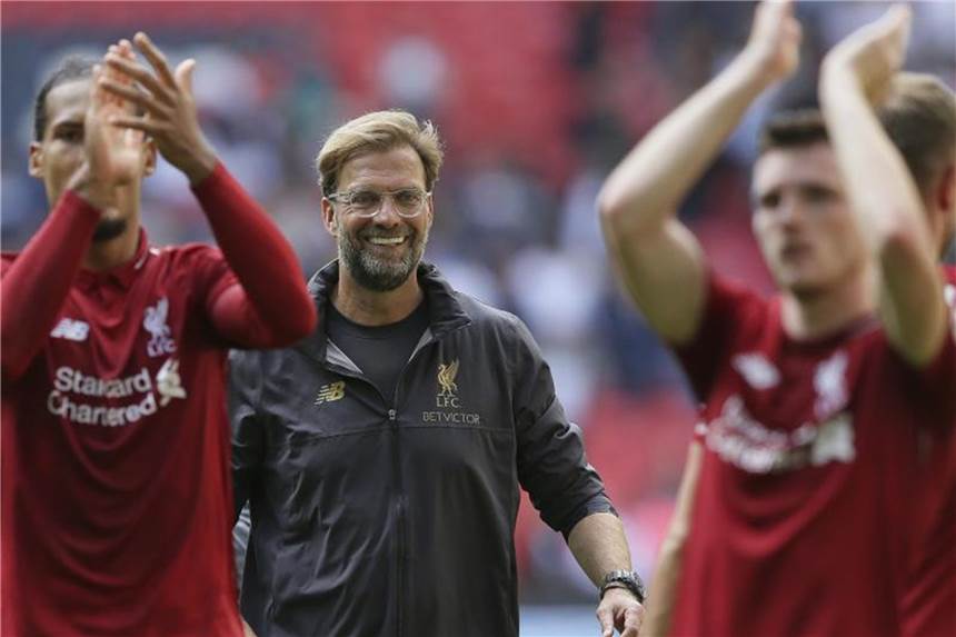 Liverpools Traumstart geht weiter - Nun gegen Tuchel mit PSG Liverpools Trainer Jurgen Klopp (M) freut sich mit seinen Spielern über den fünften Sieg im fünften Spiel. Foto: Tim Ireland/AP
