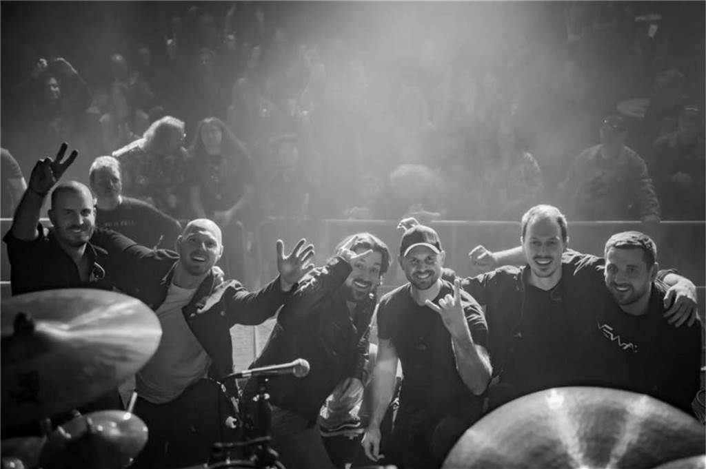 Liveware: Das sind: 1x Bass Drum, 1x Snare, 5x Tom, 1x Hi-Hat, 1x Ride, 2x Overhead, 3x Vocals, 2x Gitarre, 1x Bass und 2x Keyboard. (Sa. 20.15 Uhr).