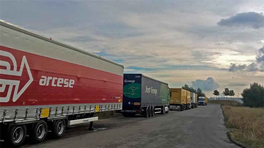 Amazon will mit neuem Parkplatz Chaos verhindern LKW an LKW im Gewerbegebiet.