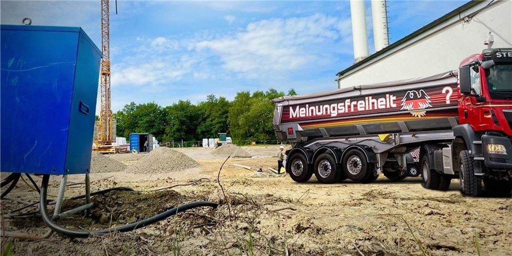 Menschenverachtend oder Ironie? Schüler wehren sich gegen Lkw-Botschaften Lkw mit irritierenden Botschaften auf einer Sporthallen-Baustelle sorgten für Proteste am benachbarten Goethe-Gymnasium.