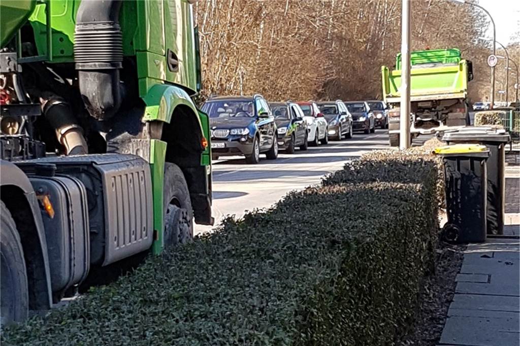 Busse und Lkw fahren auf dem Gehweg: „Gefährlich und unerträglich“ Lkw und Busse weichen regelmäßig auf den Bürgersteig aus. Für Fußgänger bleibt dann kaum noch Platz.