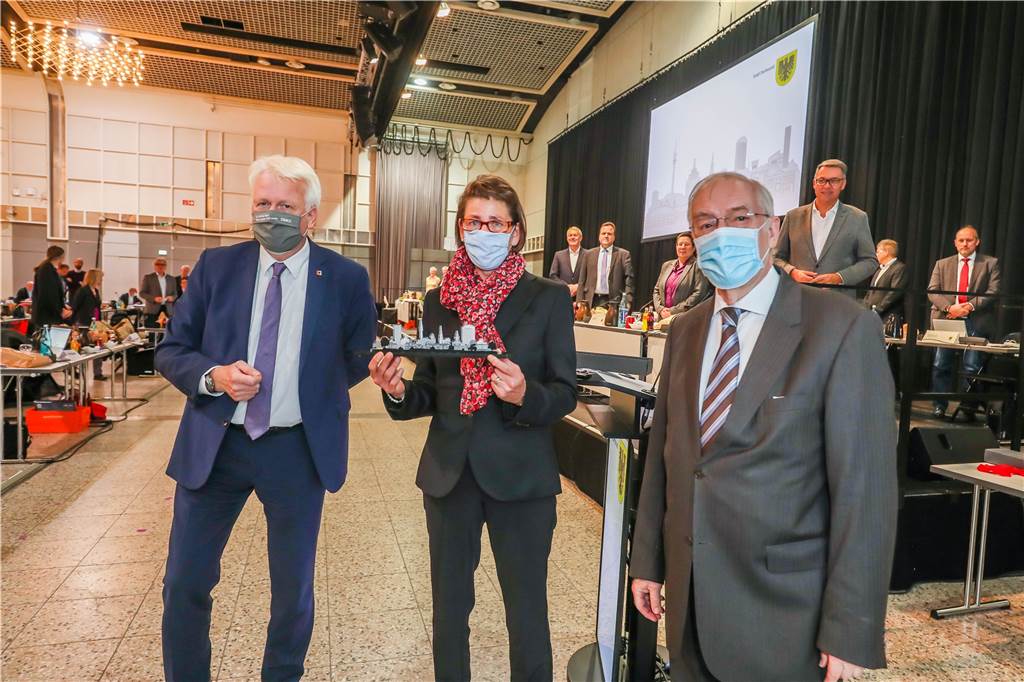 Beeindruckende Zahlen zeigen, was Dortmunds Bürgermeister geleistet haben Lob vom scheidenden Oberbürgermeister Ullrich Sierau (l.) gab es in der Ratssitzung für die scheidenden Bürgermeister Birgit Jörder und Manfred Sauer.