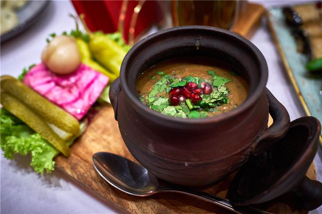 So vielfältig schmeckt die georgische Küche im Grand Suliko Lobio mit Mjawe: ein Bohneneintopf mit eingelegtem Gemüse nach georgischer Art.