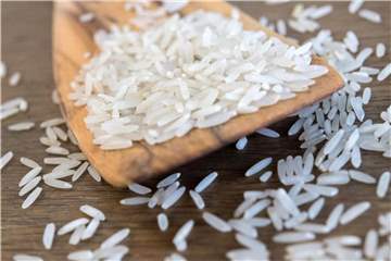 Locker und aromatisch: So muss Basmatireis sein. Am besten schnitten in einer Untersuchung der Stiftung Warentest lose verpackte Körner ab - also keine Kochbeutel oder Mikrowellenprodukte. Foto: Andrea Warnecke