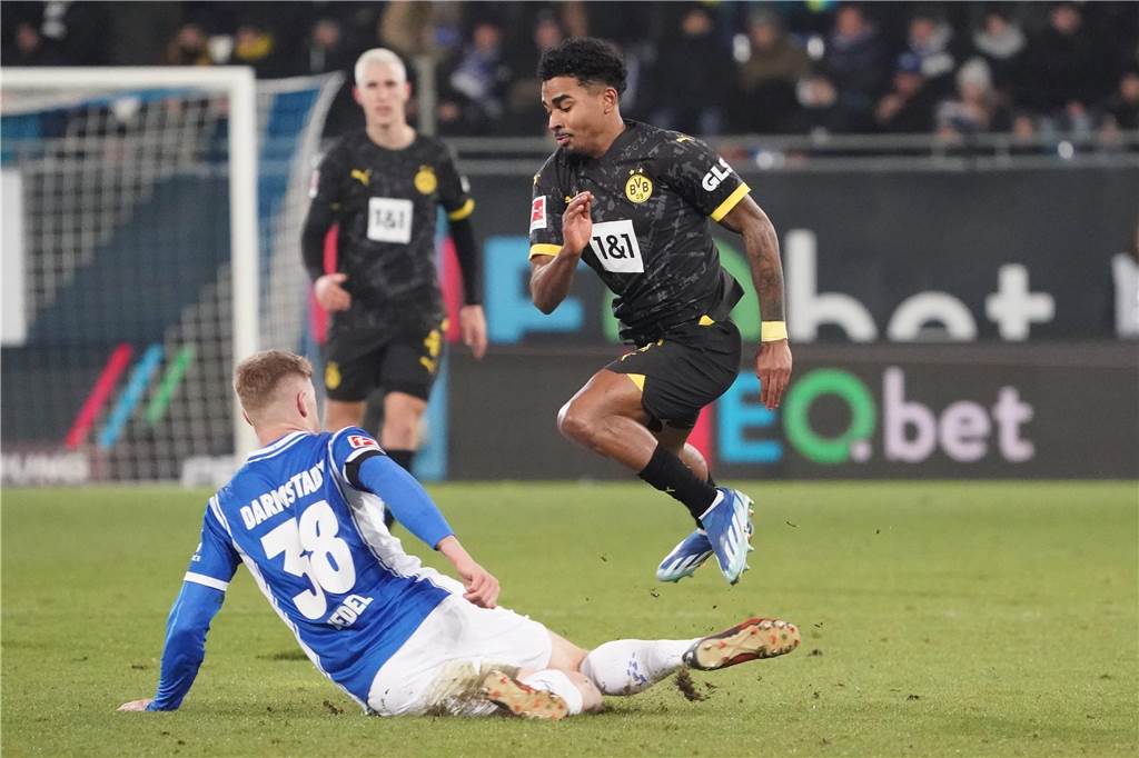 Ian Maatsen mit Top-Werten bei BVB-Debüt: Wird die große Schwachstelle zur neuen Waffe? Ian Maatsen überspringt seinen Gegenspieler.
