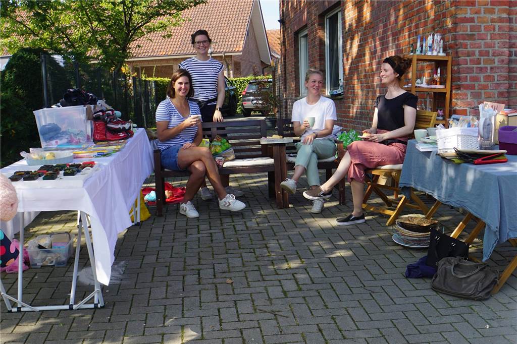 Dorftrödelmarkt lockt Schnäppchenjäger - auch Delfine spielen eine Rolle Frauen unterhalten sich an einem Stand.