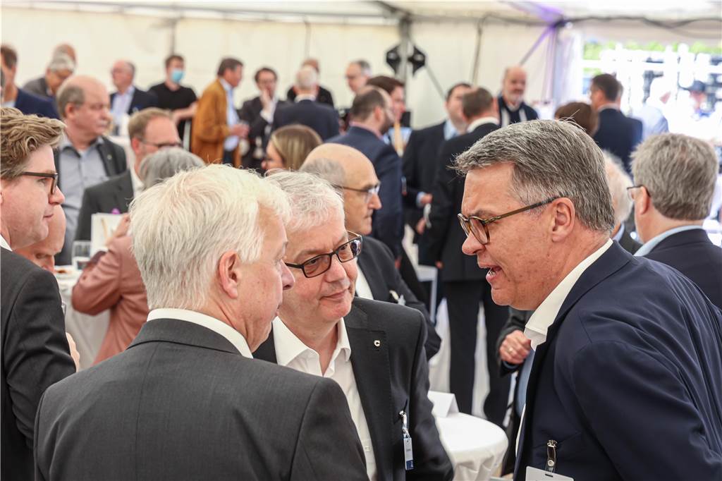 Lockere Gespräche im Festzelt: Rund 130 Besucher waren zur Grundsteinlegung eingeladen.