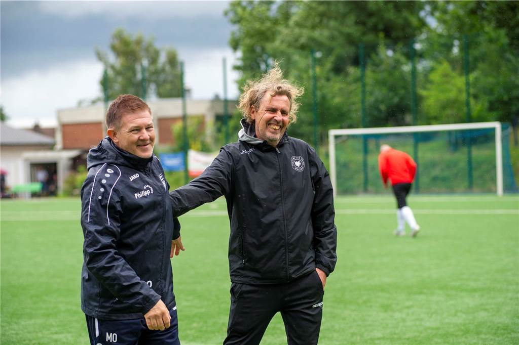 Lockerer Austausch vor dem Spiel: Michael Onnebrink (l.) und Olaf Senking werden auch in der Liga mit Concordia Flaesheim und Teutonia SuS Waltrop aufeinandertreffen.