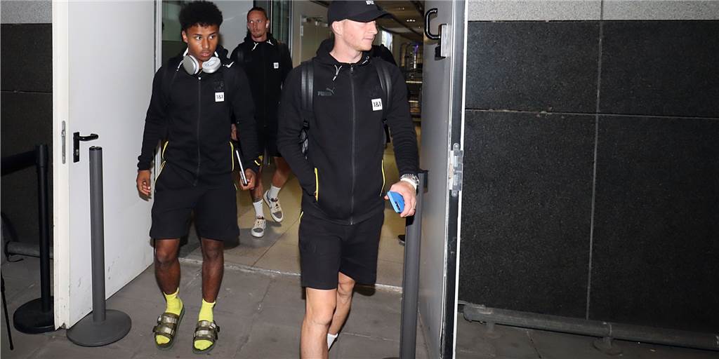 Kehl lobt BVB-Auftritt in Berlin – neue Sorgen um Adeyemi Karim Adeyemi auf dem Weg zum BVB-Mannschaftsbus.