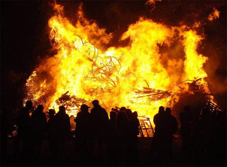 Osterfeuer-Fotos: Tipps vom Fotografen Loderndes Osterfeuer.