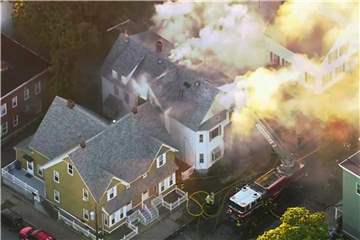 Löscharbeiten nach der Gasexpolsion bei Boston. Foto: WCVB/AP