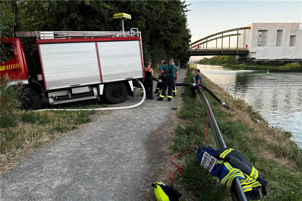 Löschwasser wurde aus dem Kanal gepumpt.
