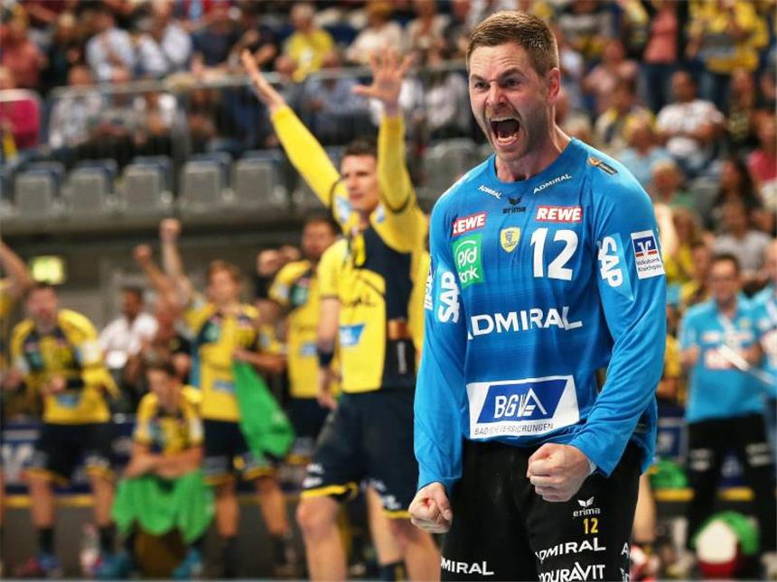 Löwen nach Heimsieg über Kiel jetzt auf Platz drei Löwen-Torhüter Andreas Palicka jubelt, nachdem der Sieg feststeht. Foto: Michael Deines