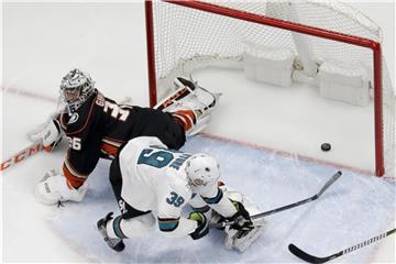Logan Couture (r) von den San Jose Sharks trifft gegen Goalie John Gibson von den Anaheim Ducks. Foto: Chris Carlson