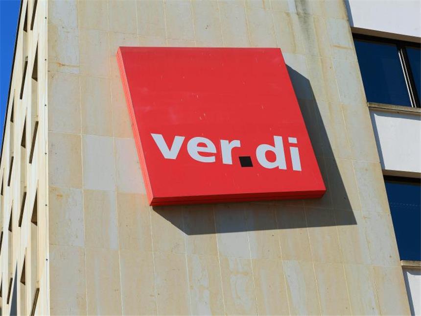 Tarifeinigung für Versicherungsbranche erzielt Logo der Gewerkschaft "Verdi" in Magdeburg. Foto: Jens Wolf