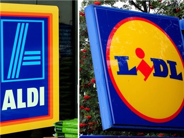 Logos der deutschen Discounter Aldi (l) und Lidl in Großbritannien. Foto: Pa/PA Wire/dpa