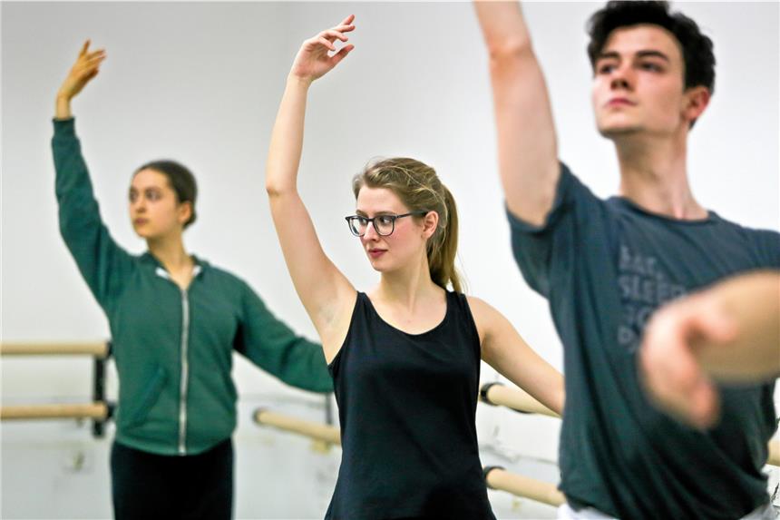 Volontärin wechselt vom Schreibtisch an die Stange Loïs Martens (v.l.), Frederike Schneider und Nikita Zdravkovic sind während der Probe sehr fokussiert. Foto: Menne
