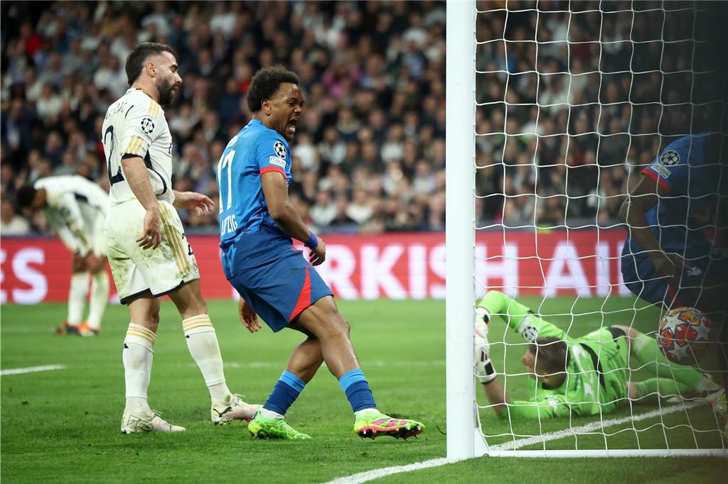 Großes Leipzig-Lob für Neuzugang aus Schalke Fußball: Champions League, Real Madrid - RB Leipzig, K.o.-Runde, Achtelfinale, Rückspiele, Santiago Bernabeu. Leipzigs Lois Openda jubelt über den Ausgleich. +++ dpa-Bildfunk +++
