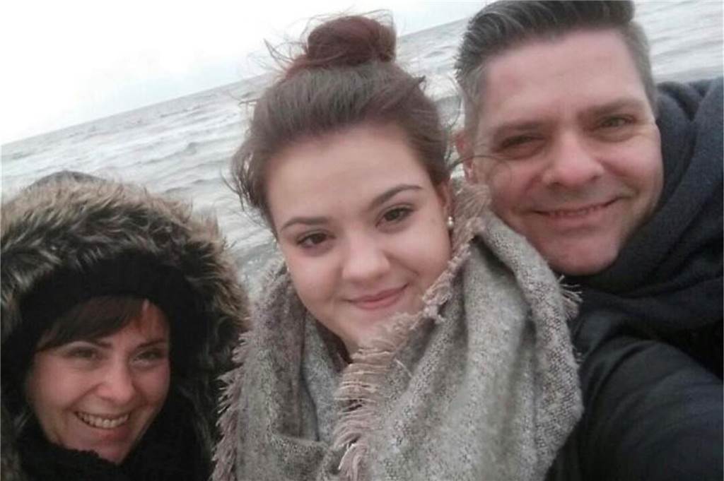 Ehepaar Neujahr heiratete an Neujahr vor 25 Jahren: „Verliebt wie damals“ Loisa Neujahr mit ihren Eltern. Fast wäre das Kind der Neujahrs ein Neujahrsbaby geworden. Inzwischen wohnt die junge Frau in Olfen.