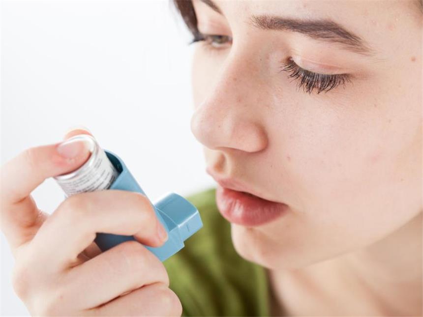 Cortison - Segen und Fluch eines hochwirksamen Medikaments Lokal angewendet - zum Beispiel in Form von Asthma-Sprays - haben Cortison-Präparate heute kaum noch Nebenwirkungen. Der Wirkstoff gelangt wenn überhaupt nur in sehr geringen Mengen in den Blutkreislauf. Foto: Christin Klose/dpa-tmn