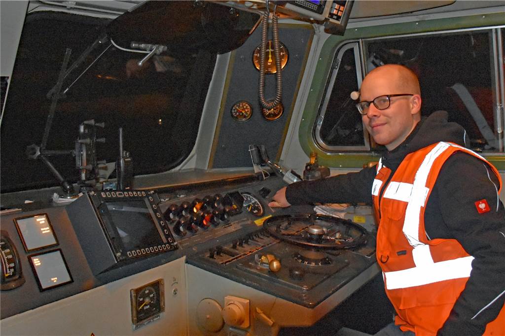 Mit Video und vielen Fotos: Echtes Schwergewicht auf dem Weg nach Asbeck Die Lok schiebt das Gespann den kompletten Weg. Der Lokführer Timon Kuchenbecker (Foto) wird dabei die ganze Zeit von seinem Rangierer/Wagenmeister Carsten Ott gelotst. Die Lock ist in Mannheim stationiert und hat die Drossel in Krefeld von einem Schiff aus übernommen.