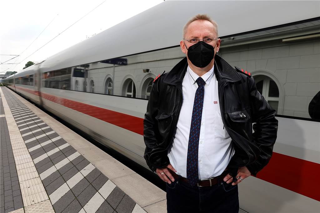 Lokführer Torsten de Vries am Bahnhof in Kamen. Wie oft er dort durchgefahren ist, ohne anzuhalten, vermag er nicht zu sagen. „Aber es war sehr, sehr oft“, sagt er lachend.