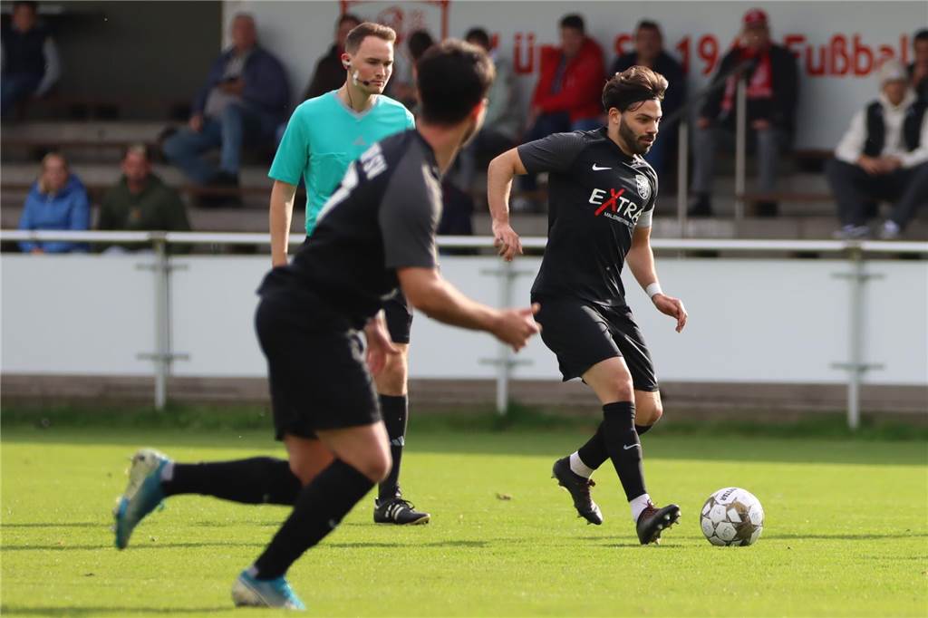 Lokman Erdogan bleibt „trotz vieler Angebote“ beim Lüner SV Lokman Erdogan passt einen Ball.
