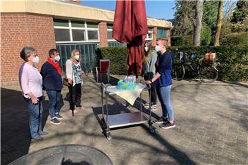 Lona und Klara vom Gymnasium St. Ursula überreichten dem Altenzentrum Maria Lindenhof kurz vor Ostern fast 100 Briefe für die Bewohner.