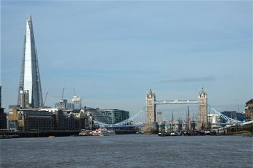 Besuch in London: Schwitzen mit Blick auf die Themse London-Besucher, die einen Sauna-Gang einplanen, können von Mitte November bis Ende Dezember eine Anlage auf den Dächern des Southbank Centres. Foto: Jens Kalaene/dpa-Zentralbild
