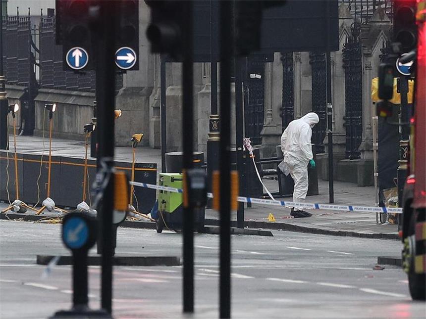 IS bekennt sich zu Londoner Anschlag London im Ausnahmezustand: Mitarbeiter der Spurensicherung arbeiten am Anschlagsort in der Nähe des Parlaments. Foto: Jonathan Brady