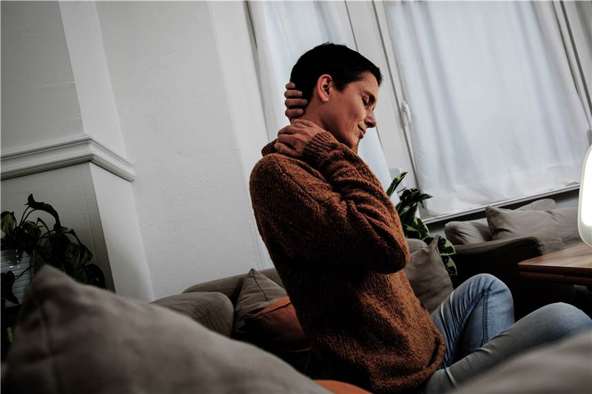 Schützt die Corona-Impfung vor Long Covid – und gibt es Spätfolgen bei Omikron? Long-Covid-Syndrome nennt man anhaltende Spätfolgen einer Covid-19-Infektion. Dazu zählen etwa Müdigkeit, Konzentrationsschwäche oder Schmerzen in Muskeln und Gelenken.