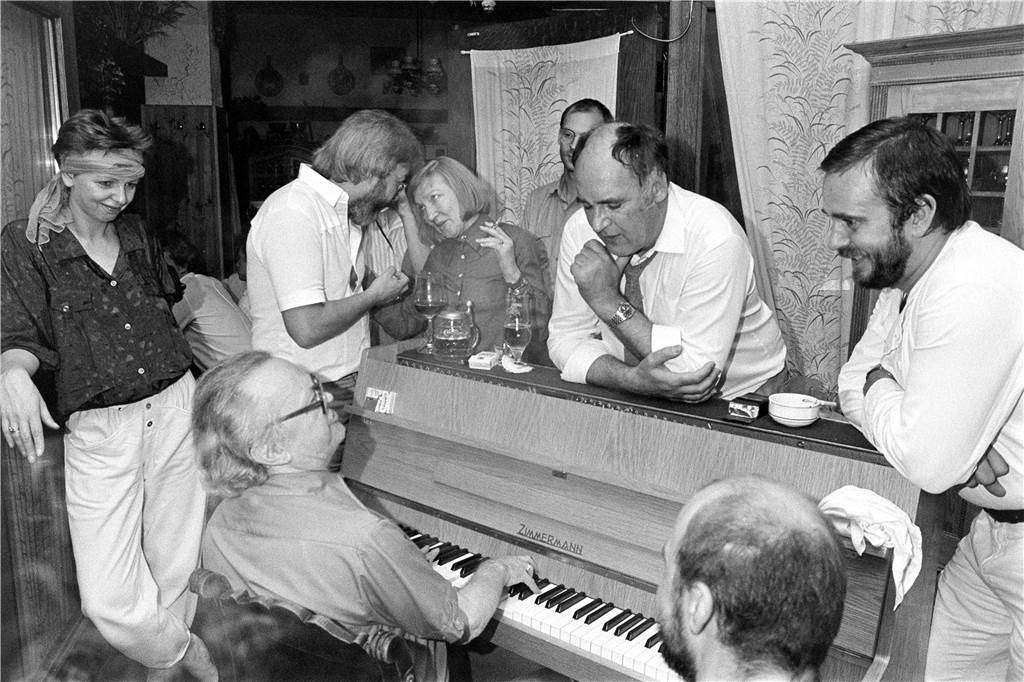 Trauer um Jazz-Kennerin und Dolmetscherin Lore Boas (†98) Lore Boas im Dialog mit Künstlern, am Klavier Günter Boas.