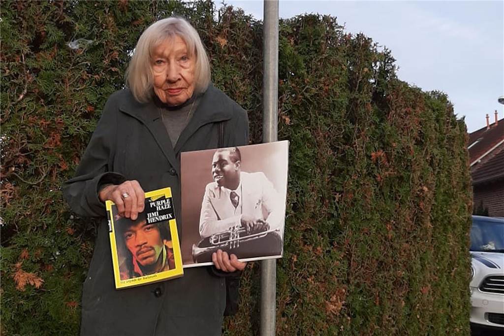 Trauer um Jazz-Kennerin und Dolmetscherin Lore Boas (†98) Lore Boas mit Bild von Louis Armstrong und dem Buch über Jimi Hendrix, das sie übersetzt hat.