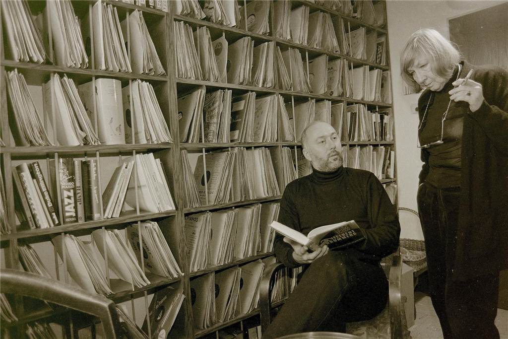 Trauer um Jazz-Kennerin und Dolmetscherin Lore Boas (†98) Lore Boas bei der Übergabe der Plattensammlung von Günter Boas an Reinhard Lorenz vom Jazz-Archiv in Eisenach.