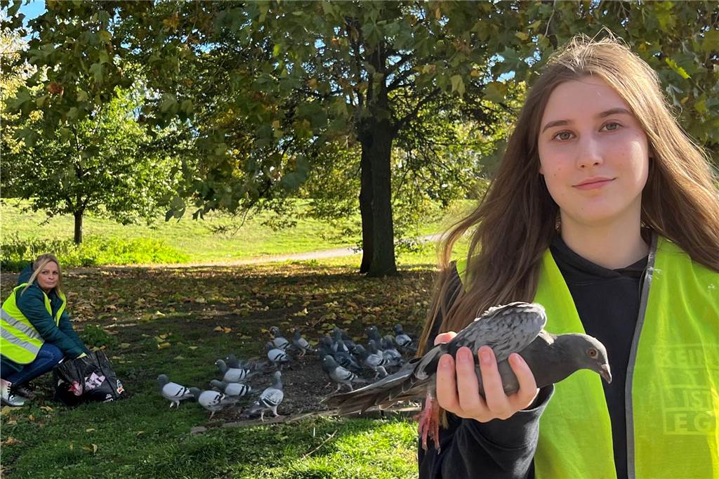 Lorena Ratzke (Vordergrund) und Michaela Belling (Hintergrund) von der Taubenhilfe Lünen/Dortmund und Umgebung kümmern sich regelmäßig um die Tiere. Nun hoffen sie auf eine neue Unterkunft für die Tauben.