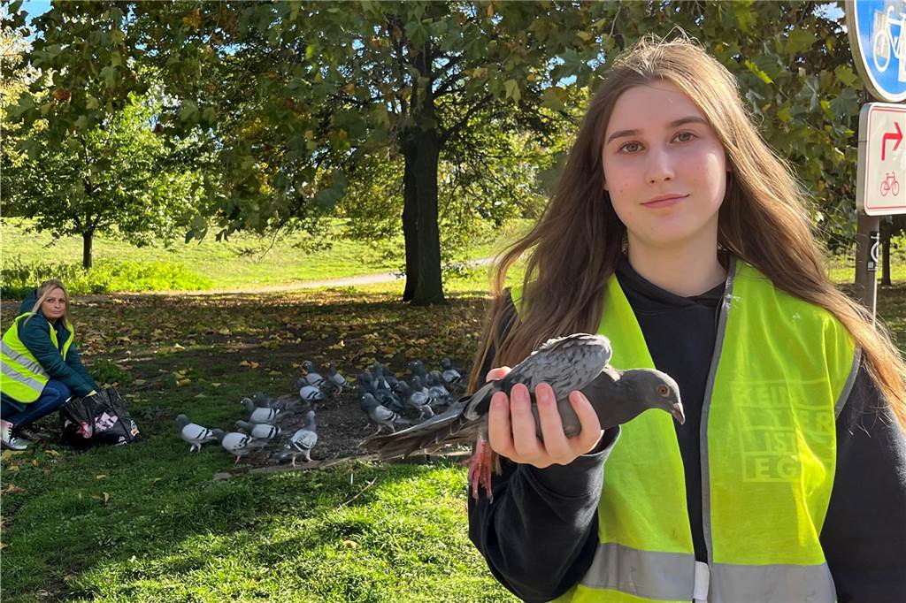 Taubenplage in Lünen: Bauwagen als Taubenunterkunft im Gespräch Lorena Ratzke (Vordergrund) und Michaela Belling (Hintergrund) von der Taubenhilfe Lünen/Dortmund und Umgebung kümmern sich regelmäßig um die Tiere. Nun hoffen sie auf eine neue Unterkunft für die Tauben.