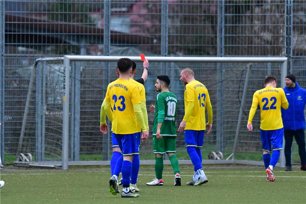 Zwei Platzverweise, Eigentor und Elfmeter: SV Herbern startet wild in die Rückrunde Lorenz Jücker (Nummer 22) sah die Gelb-Rote Karte nach einem Foulspiel.