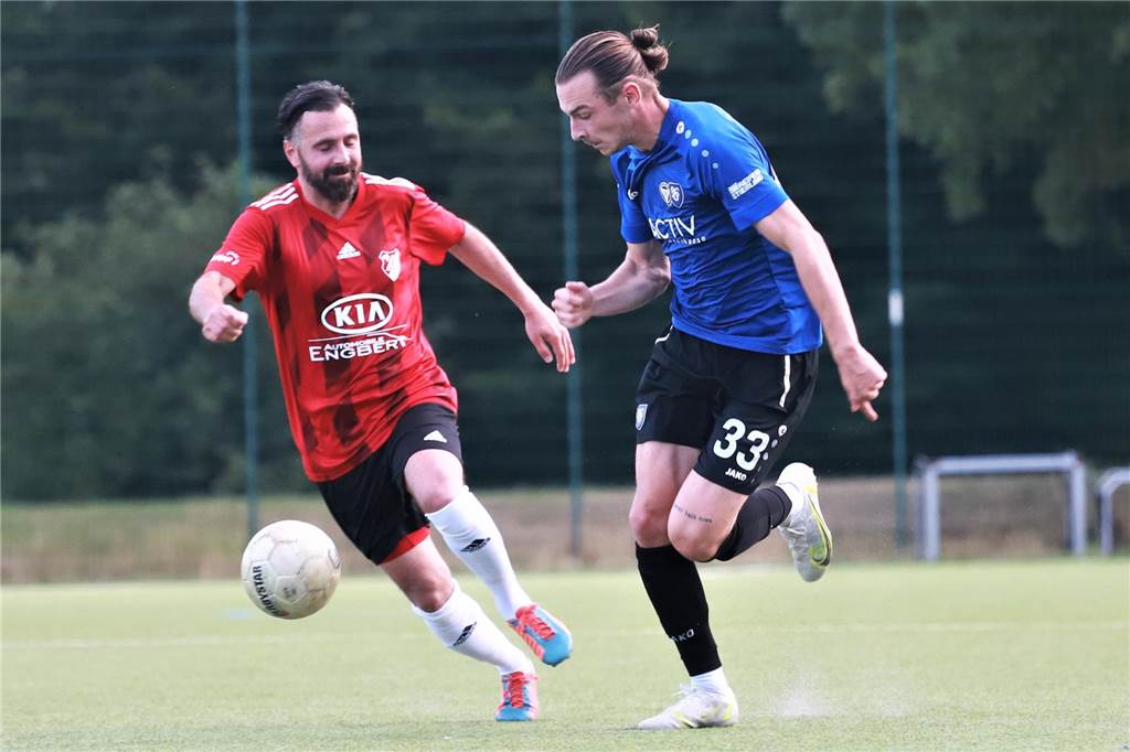 Comeback rückt näher: TuS-Spieler peilt Rückkehr an - Pause war länger als gedacht Lorenz Niedrig (r.) hat seit über zwei Monaten nicht mehr für den TuS Haltern spielen können, das Comeback rückt aber näher.