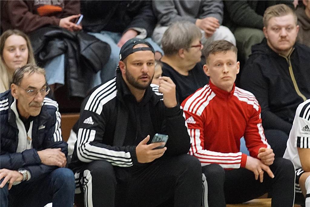 Lorenz Wagener (r.) verfolgt gespannt das Geschehen. Am Samstag fehlen ihm aber wichtige Leistungsträger.