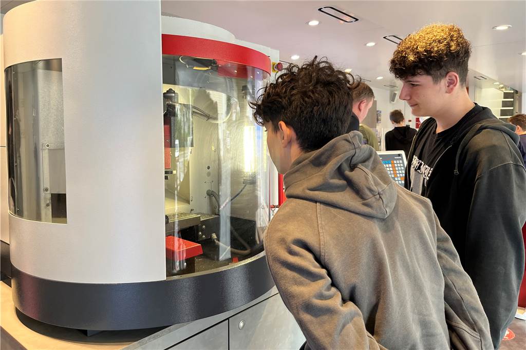 Riesiger grauer Truck mit zwei Etagen sorgte bei der Deutschen Nickel für Aufsehen Lorik (l.) und Dragos (r.) schauen sich im Info-Truck an, wie eine Fräsmaschine funktioniert.
